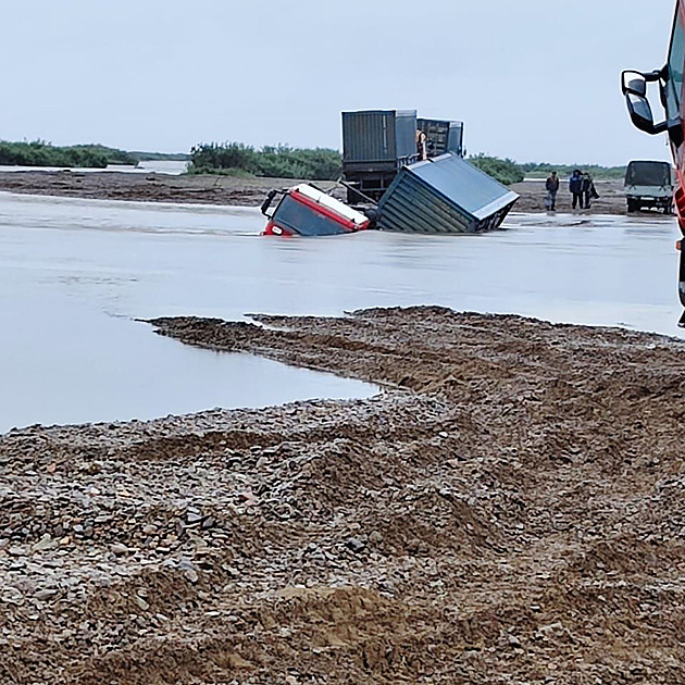 OBRAZEM: Svéráz ruské dopravy. Kreml sní o tunelu do USA, „silnice“ na Čukotce udiví