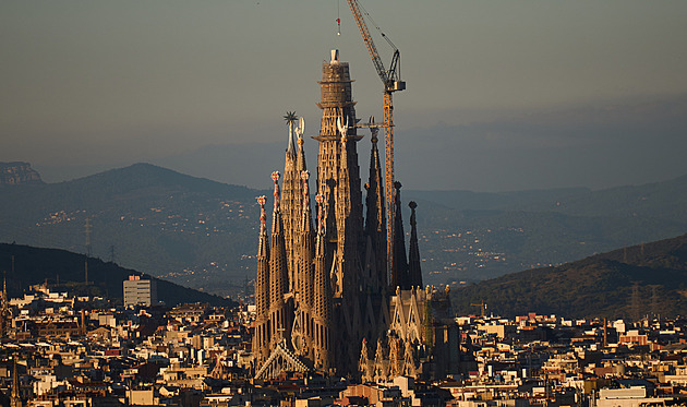 Sagrada Familia je nejvyšším kostelem světa. O metr přerostla katedrálu v Ulmu