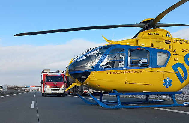 Čtyři zranění při nehodě na Třebíčsku, vrtulník nesl do nemocnice dítě