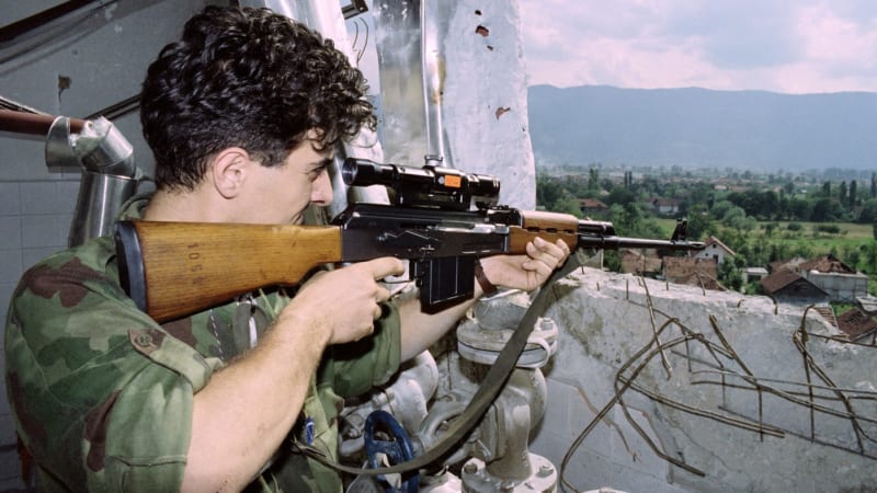 Hrůzné lidské safari: „Turisté“ z celého světa jezdili střílet do Sarajeva lidi, tvrdí Italové