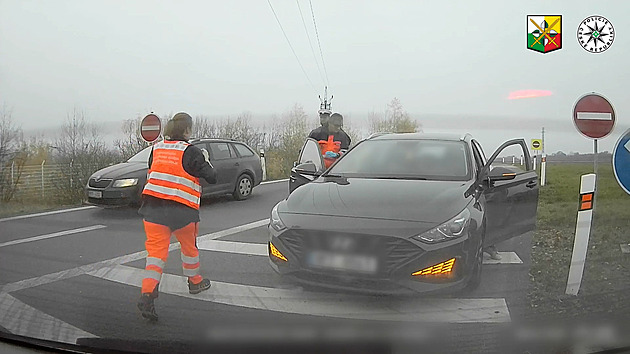 Manévry na D5 kvůli těhotné ženě. Řidiči předvedli ukázkovou záchranářskou uličku