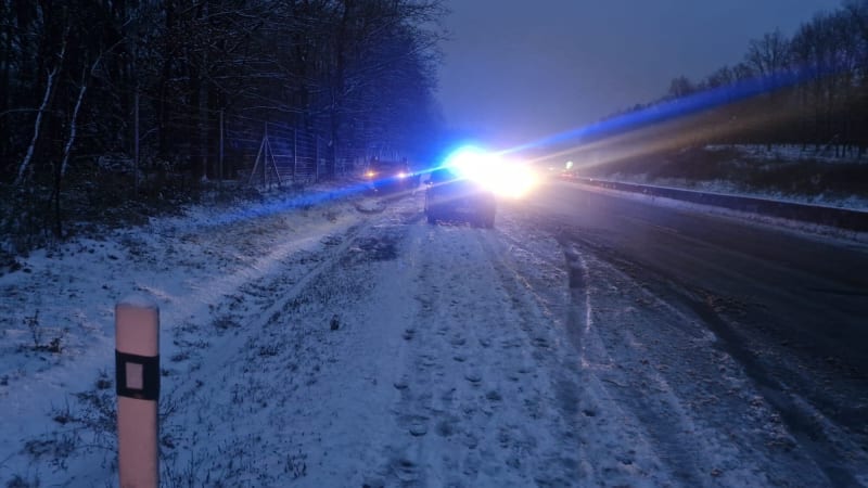 Sníh a bouračky komplikují dopravu v Česku: Kvůli nehodám stojí už dvě klíčové dálnice