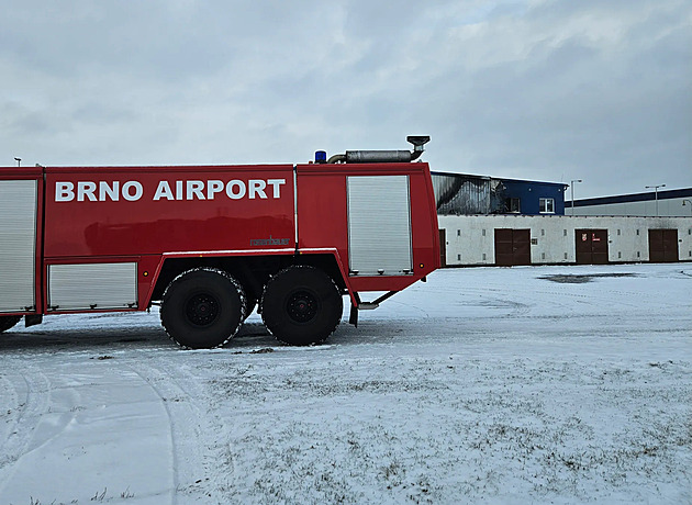 Na brněnském letišti hořel hangár. Zásah brzdil sníh, škoda je v desítkách milionů