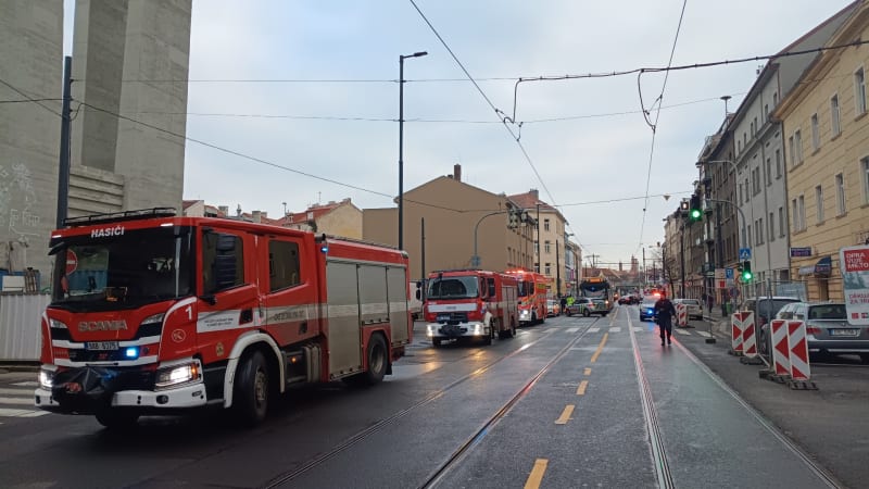 Masivní únik plynu v Praze: Hasiči evakuují okolní budovy, doprava stojí