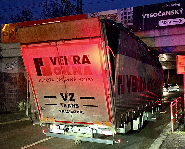 Ve Vysočanech uvázl kamion pod mostem. Nehoda zkomplikovala dopravu