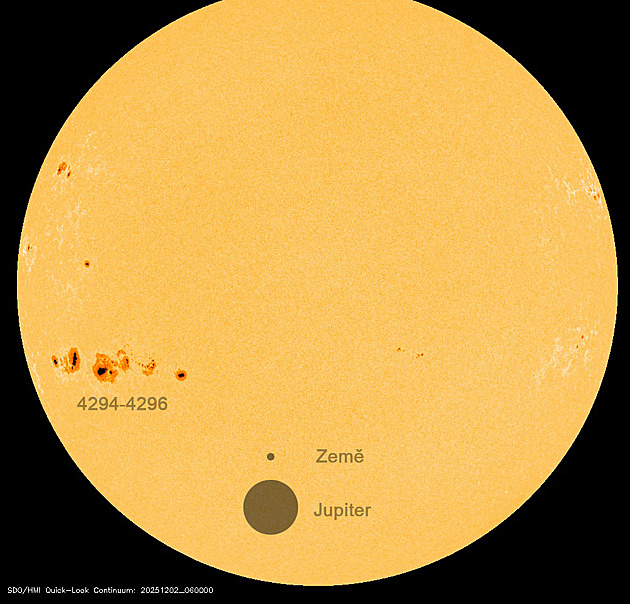 Největší skvrna na Slunci za desetiletí jde vidět pouhým okem, vyvolá polární záři