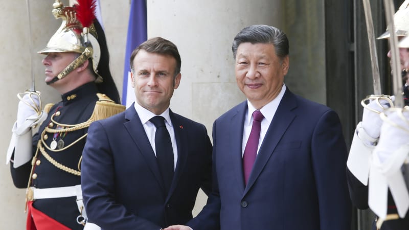 Macron v Pekingu žádá Číňany, aby pomohli vyjednat mír na Ukrajině