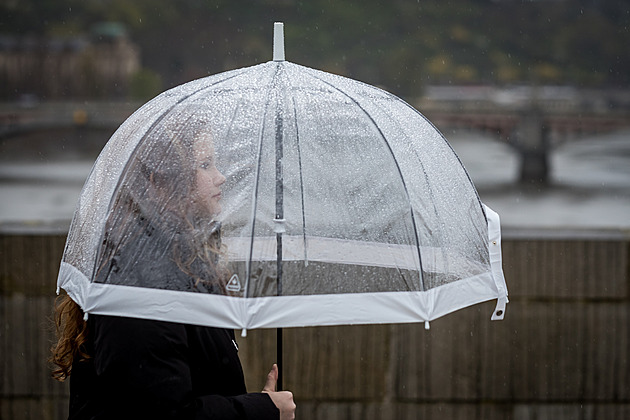 Většinu Česka zasáhne déšť, zasněží pouze na západě. Příští týden se trochu oteplí