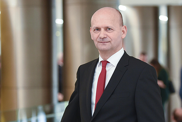 Rektor zlínské univerzity Adámek má problém, viní ho z autoplagiátorství