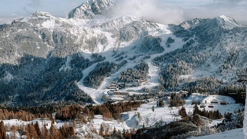Český učitel zemřel na sjezdovce v Rakousku. Před zraky školáků narazil do stromu