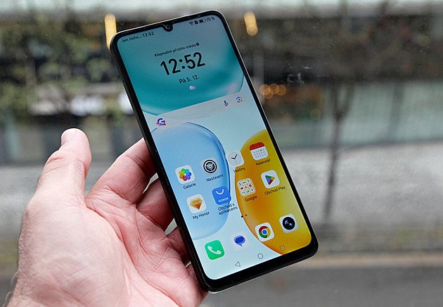 Stojí stejně jako plná nádrž benzínu. Co umí superlevný smartphone?