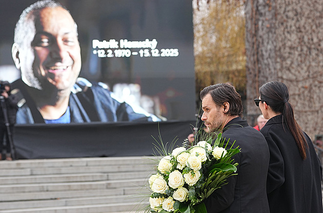 OBRAZEM: Děkující Mareš, dojatý Bouček. S Hezuckým se loučili moderátoři i herci