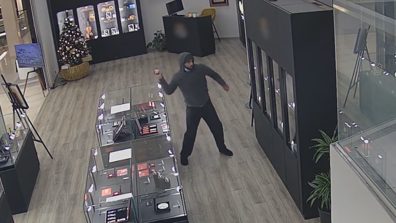 Drzá krádež v Praze: Zloděj rozbil kamenem vitrínu a ukradl zlato za miliony, ukazují záběry