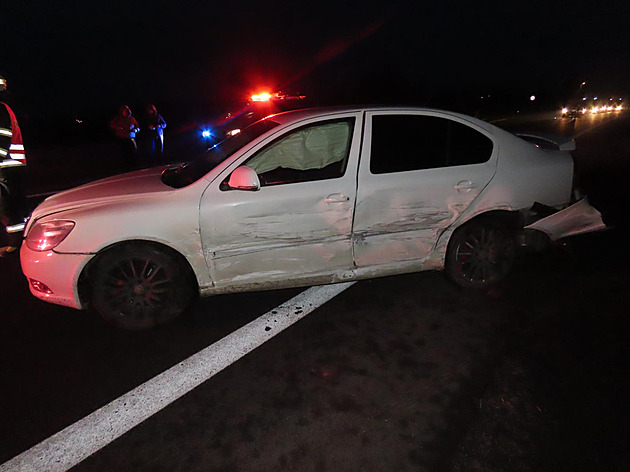 Riskantní předjíždění skončilo srážkou vozů, pravděpodobný viník bez šrámu ujel