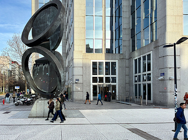 Zastrašování, agenti a 155 letů do Moskvy. Stínohry kolem ruských aktiv