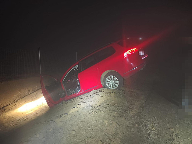 Nepozorný řidič najel na uzavřenou část D35, v plné rychlosti skončil ve výkopu