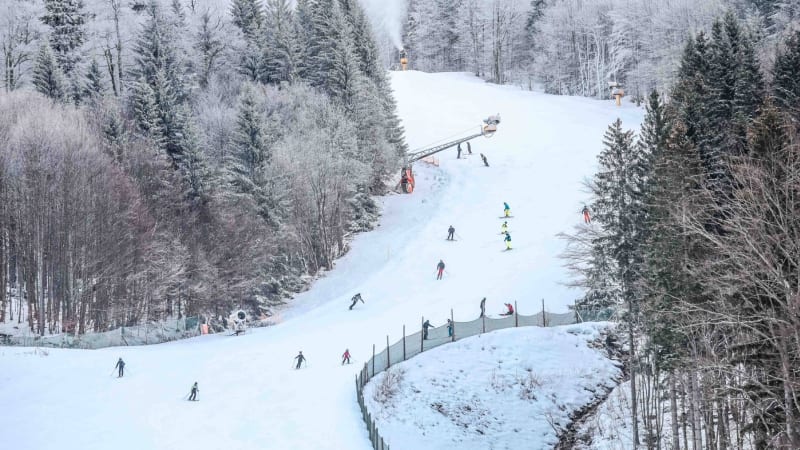 Srážka na sjezdovce v Rakousku: Čecha zranil lyžař v obličeji. Z místa ujel