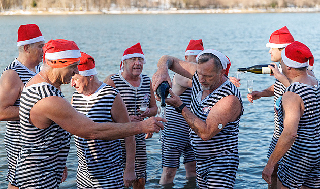 Svět vstupuje do roku 2026. Ohňostroje rozzářily Auckland i Sydney