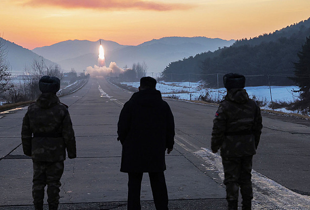 Kim dohlížel na první letošní raketové testy. Odkázal na situaci ve Venezuele