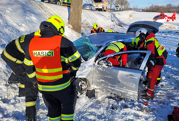 Auto dostalo na zasněžené silnici smyk, záchranáře k nehodě přivolal školák