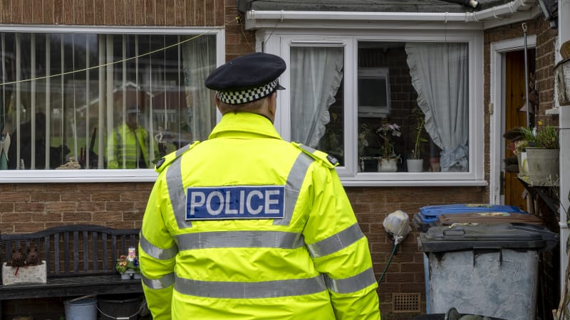 Rodiče si tři týdny mysleli, že jejich syn zemřel. Britská policie popletla jména