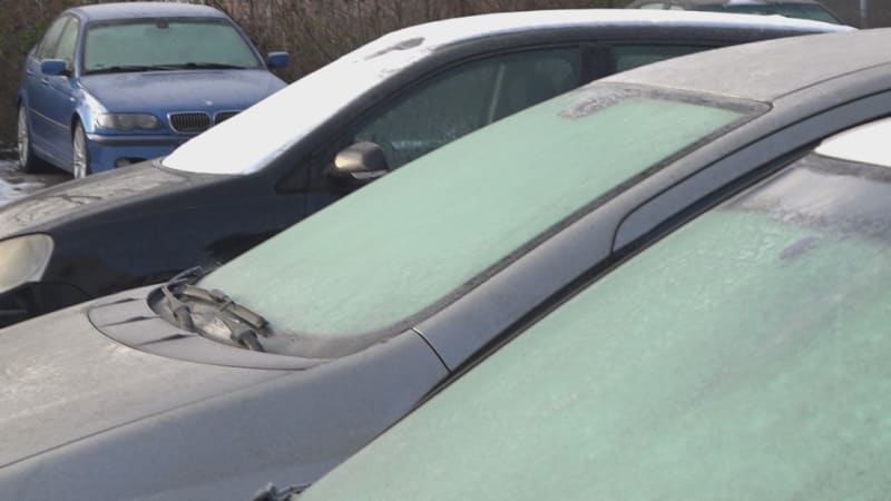 Námraza na skle: Jaké triky použít? Vyzkoušeli jsme fólie, kartony i octovou vodu