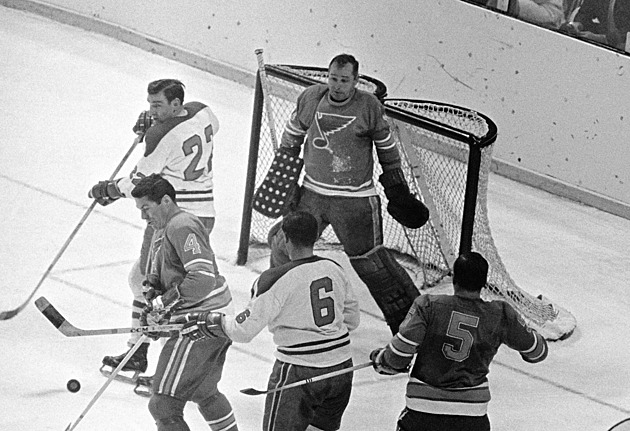 Zemřel legendární Mr. Goalie. Hall odchytal více jak 500 zápasů v řadě, bylo mu 94 let