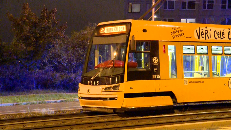 Dvanáctiletou dívku srazila v Praze tramvaj. Na uších měla sluchátka, skončila v traumacentru