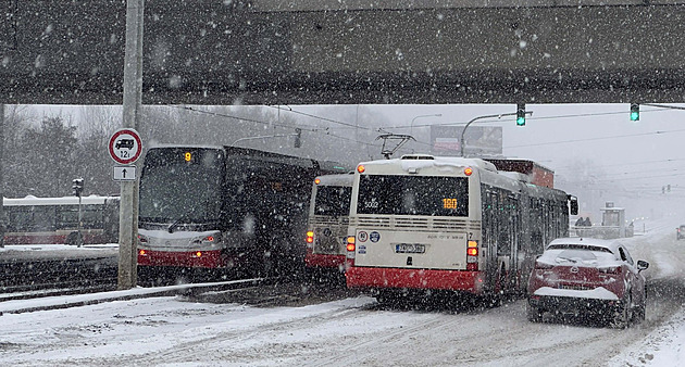 Kolabuje doprava v Praze. Zpožďuje se MHD, kamiony blokují výjezdy z města