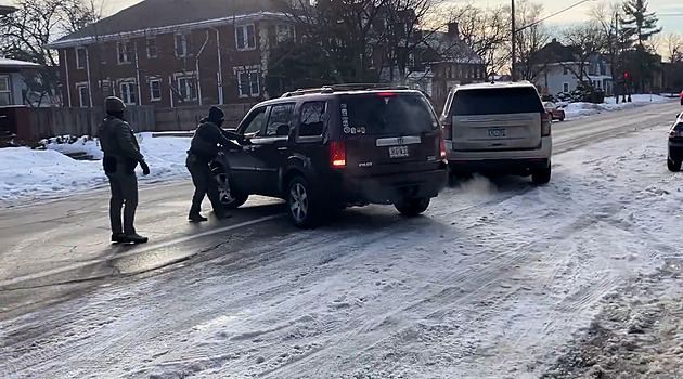 Už se ví, kdo zabil řidičku v Minneapolisu. Kolují nové záběry, protesty neutichají