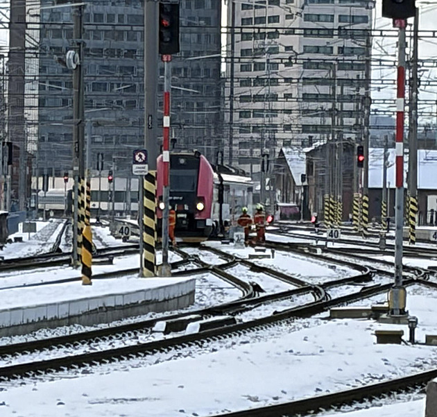 Na brněnském hlavním nádraží vykolejil vlak, provoz je přerušený