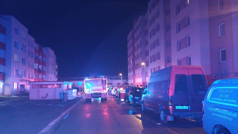 Požár bytu v Českých Budějovicích: Jeden muž zemřel, čtyři další utrpěli zranění