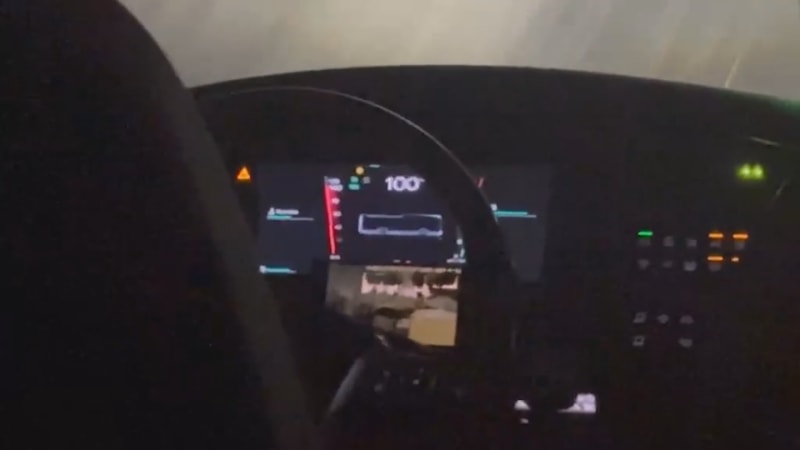 Cesta hrůzy z Ostravy: Autobusák na ledovce předjížděl, ukazují záběry. Navíc si pustil film