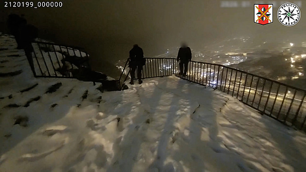 VIDEO: Přelezl zábradlí a tápal. Muž chtěl skočit ze skály v centru Děčína