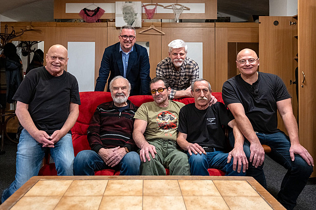 Prezident se bavil s Cimrmany. „Dobyl“ severní pól, pak se fotil s herci