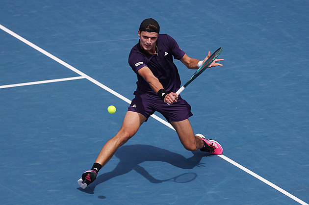 Menšík zvládl dvojboj, finále si zahraje i Macháč. Siniaková slaví 33. titul v deblu