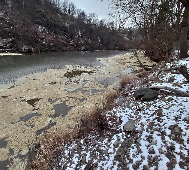 Na Znojemsku se protrhla jímka. Výkaly unikly do Dyje, zasáhly i několik aut