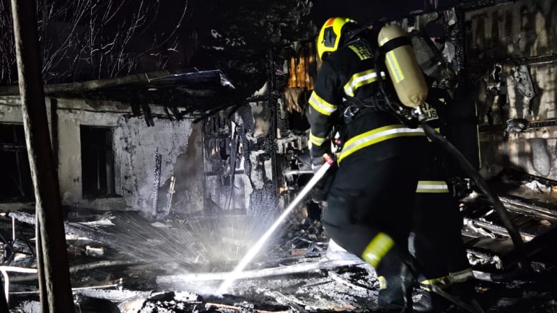 V centru Prahy hořel byt, jedna osoba zemřela. Zasahuje i vůz určený pro mimořádné události