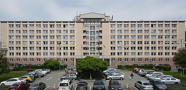 Miliony i materiál na plot jako úplatek. Soud projednává machinace s byty