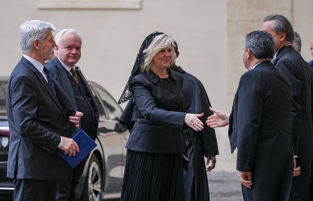 První dáma v černém. Pavlová ozdobila audienci u papeže českými symboly