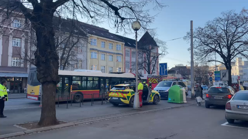 Tragédie v Hradci Králové: Autobus MHD srazil ženu na přechodu, zraněním podlehla