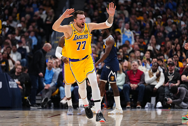 Jokič se jen díval, jak Dončič táhne Lakers k výhře. Denveru nestačila ani daleká trefa