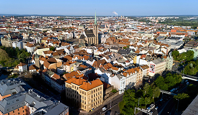 Do pokoje hotelu se chtěl opilý cizinec dostat přes střechu, dolů to sám nezvládl