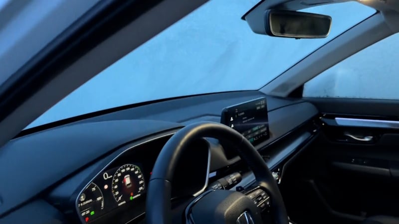 Co když máme u auta zamrzlá okna zevnitř? V ohrožení je elektronika, pomohou speciální sáčky