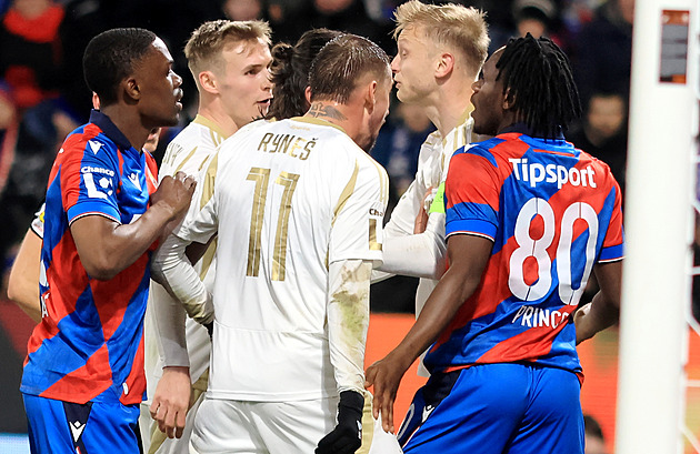 Rynešova ruka na penaltu nebyla, řekla komise. V utkání Slavie vše správně