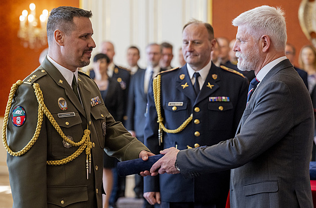 Policie obvinila vojáka, který pořezal generála Hyťhu. Hrozí mu až deset let