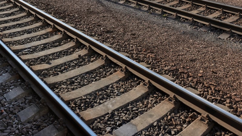 Tragédie otce z Parchovan: Zahynul pod vlakem. Pohřbí ho k synovi, který se zabil kvůli šikaně