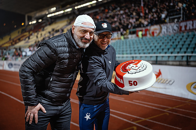 Fanoušci, dojali jste mě! Trpišovský dostal dort a tvrdil: Takové emoce vůbec neznám