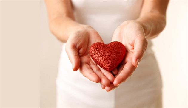 Romantika v dlouhodobém vztahu. Nákup kytek si spojte třeba s návštěvou benzinky