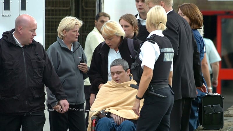 Vrah školaček terčem útoku: Spoluvězeň v Británii ho zbil tyčí. Dříve ho seknuli přes hrdlo